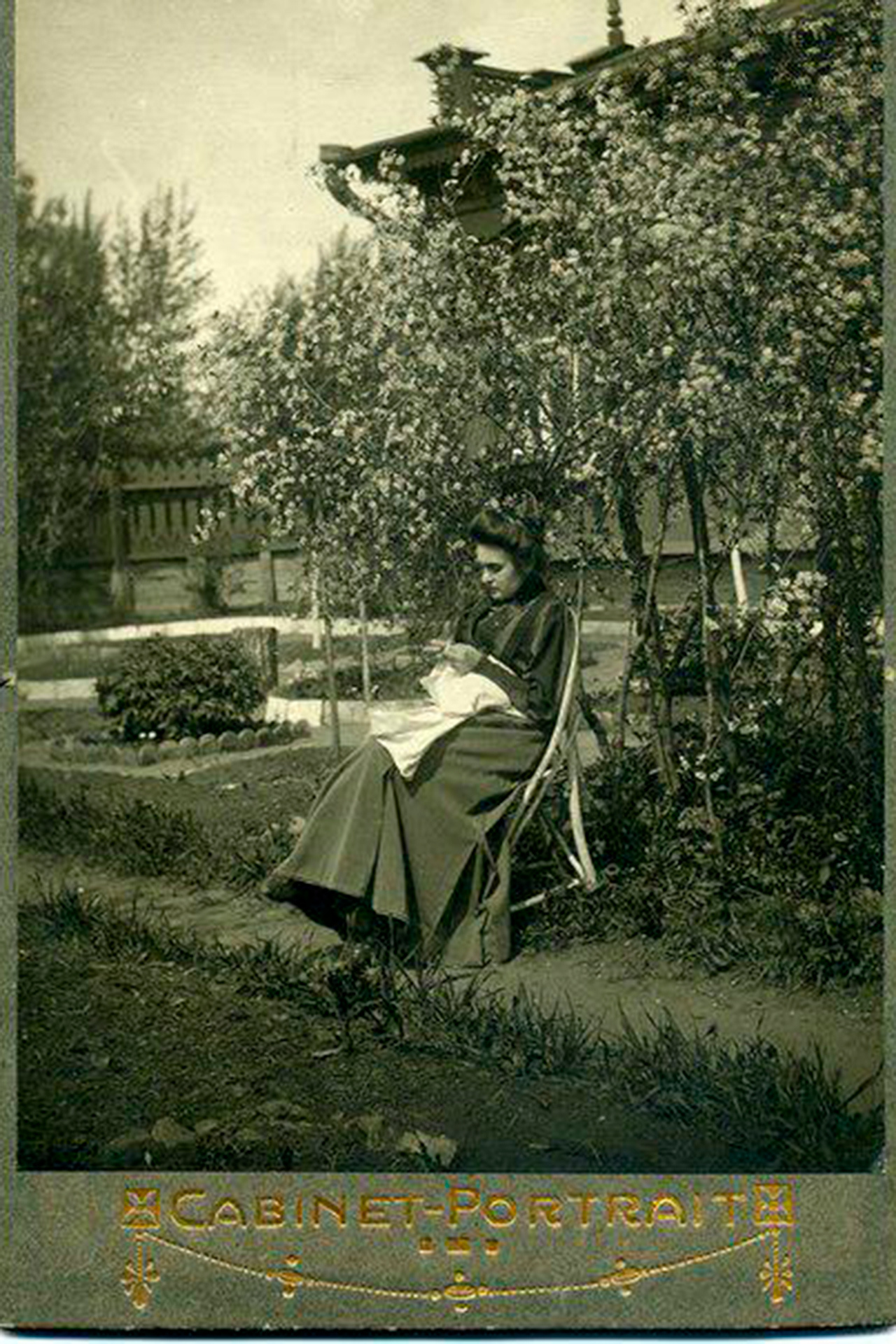 Супруга Гурылёва во дворе усадьбы, фото начала XX века