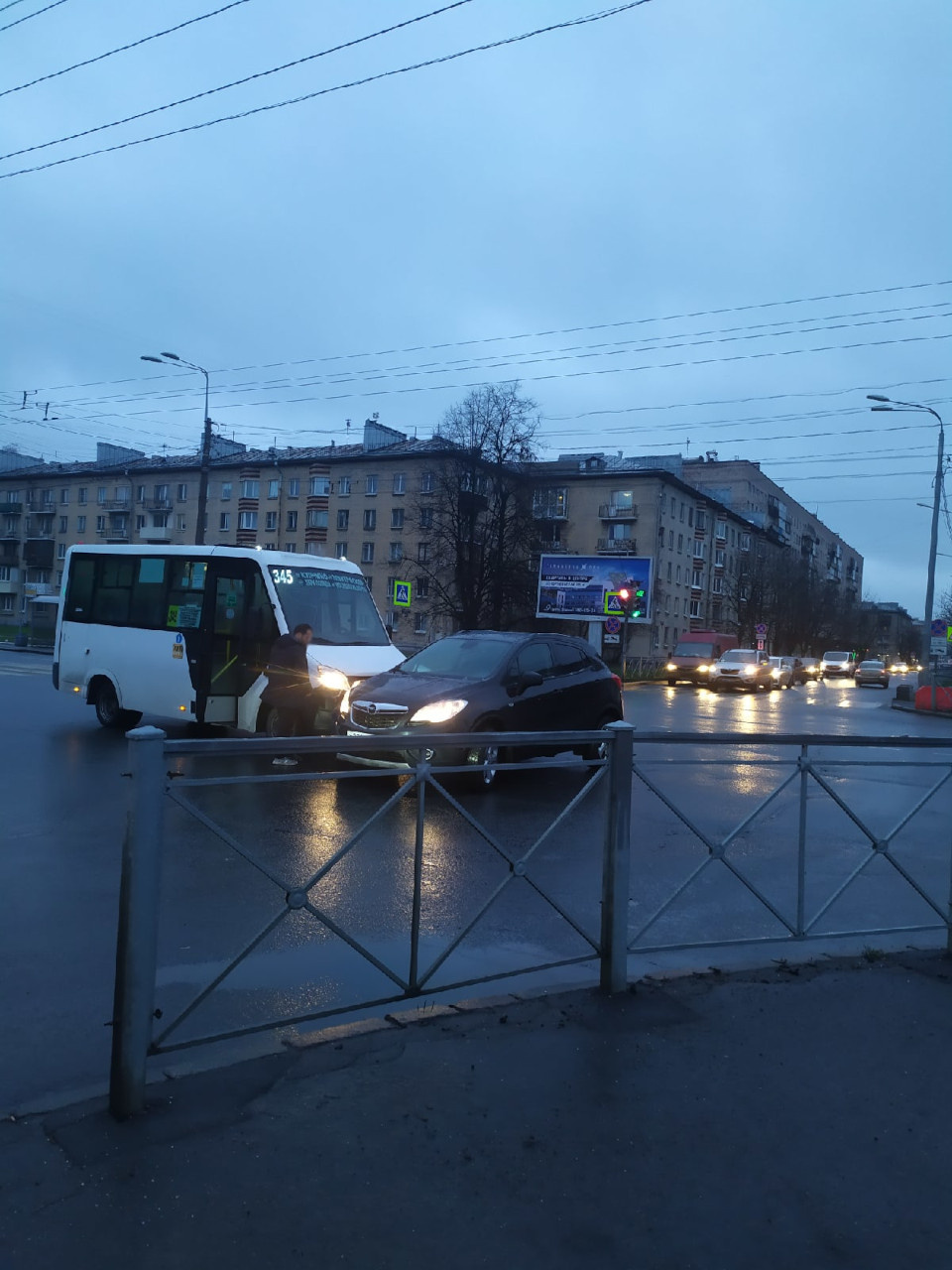 В Петербурге разбушевались маршрутки: не дали проскочить двум машинам и «порвали» автобус