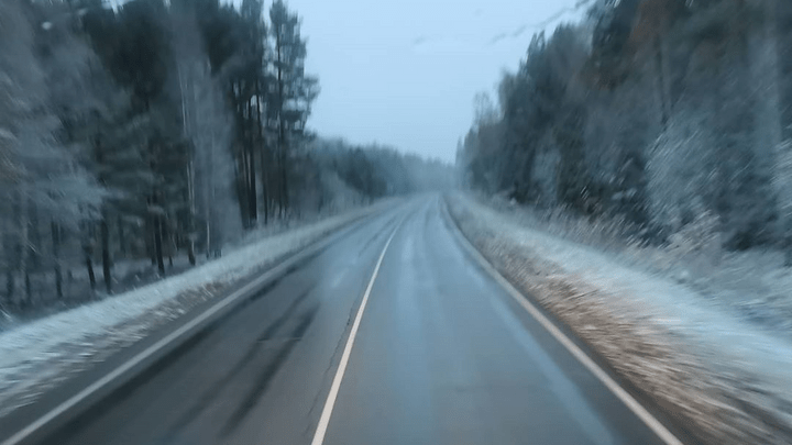 Загородные трассы засыпало снегом: инспекторы советуют красноярцам «переобуть» машины