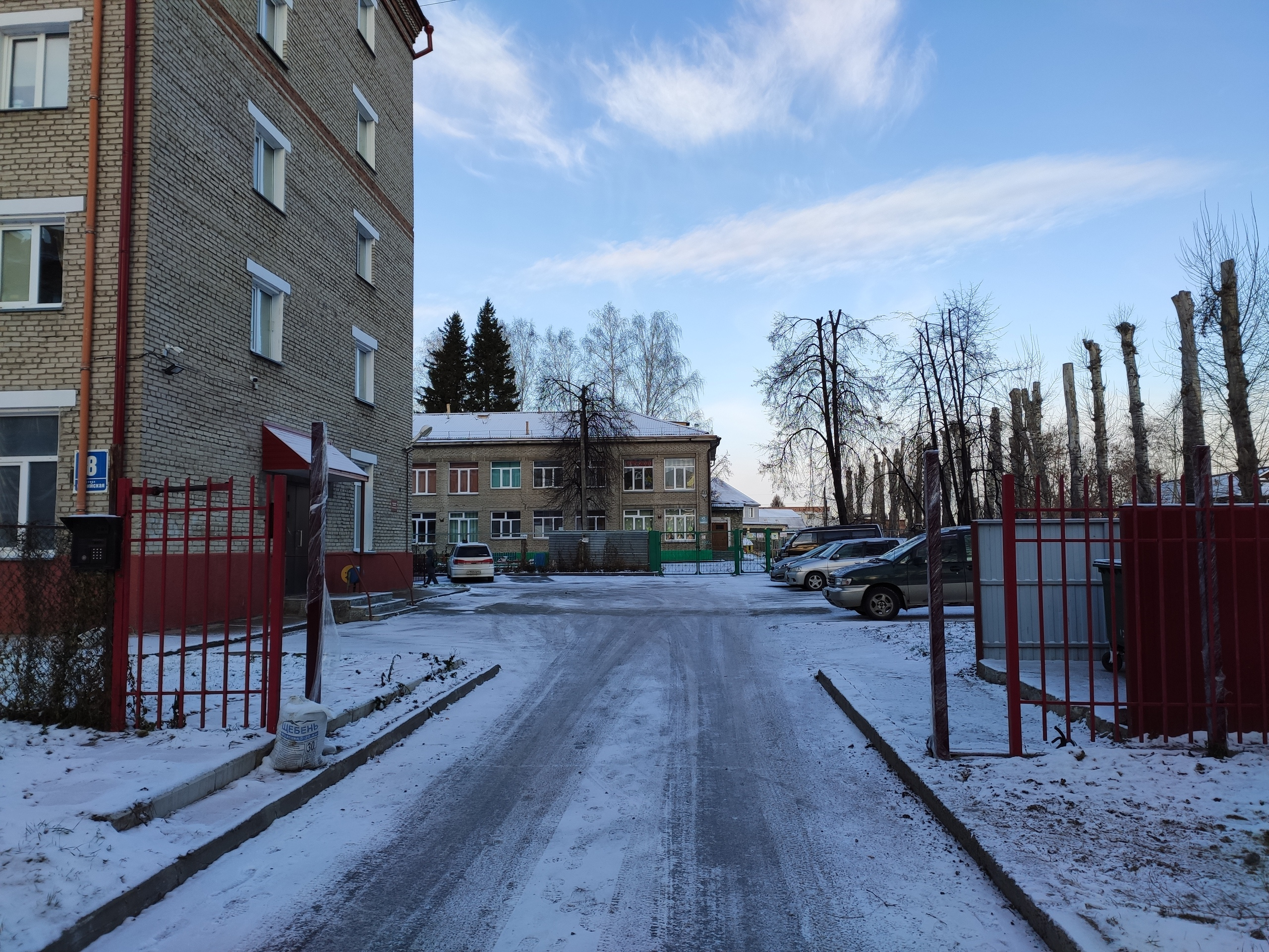 Жители уже почти закончили установку ворот и забора вокруг своей территории Жители уже почти закончили установку ворот и забора вокруг своей территории