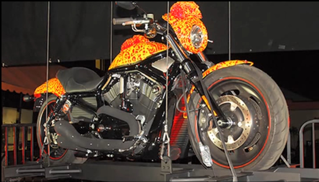Стандартный Harley-Davidson 2002 года стал самым дорогим мотоциклом в мире из-за скандального художника