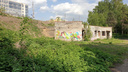 Заброшенный участок с руинами туалета на Михайловской набережной продают за 22 миллиона — что говорят власти