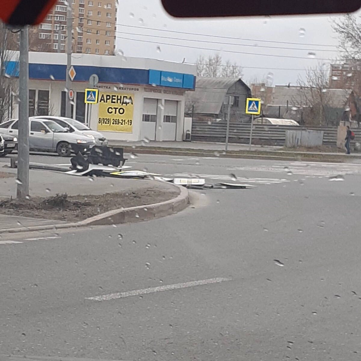 Светофор не выдержал и упал прямо под колеса машин. Хорошо хоть не на автомобиль! Светофор не выдержал и упал прямо под колеса машин. Хорошо хоть не на автомобиль!