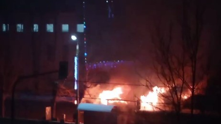 В Челябинске ночью сгорела шашлычная около крупного торгового центра