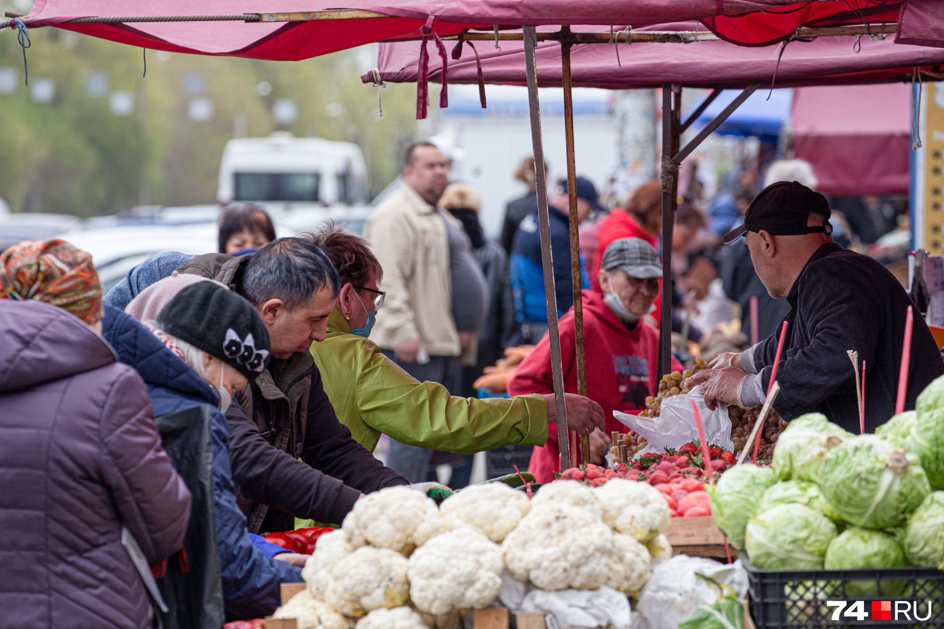 На рынке Тракторозаводского района с социальной дистанцией явно есть проблемы