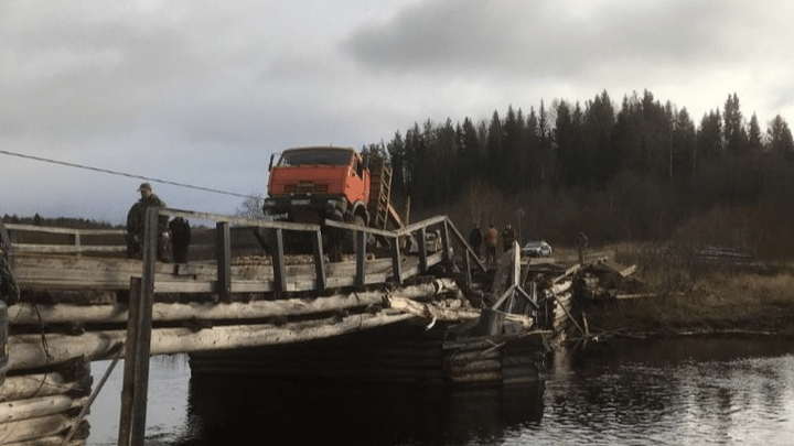 Водитель лесовоза, разрушивший мост в Шенкурском районе, не имел прав на управление автомобилем