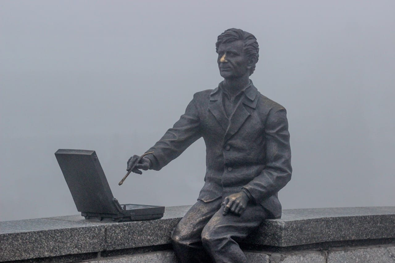 Художник Лосев пристально смотрит на город сквозь туман