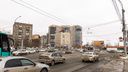 Перекресток в Новосибирске, где машины давят друг друга в «бутылочном горлышке» — смотрите сами