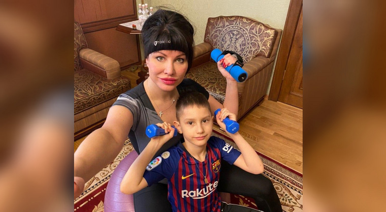 Ирина Текслер с сыном стараются уделять в домашних условиях время спортивной подготовке