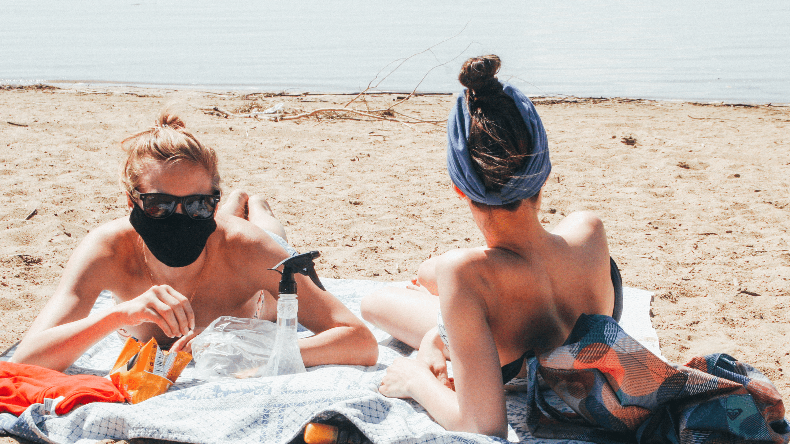 «Коронавирус — это фейк»: с приходом жары на пляж вышли омичи, которые не верят в эпидемию