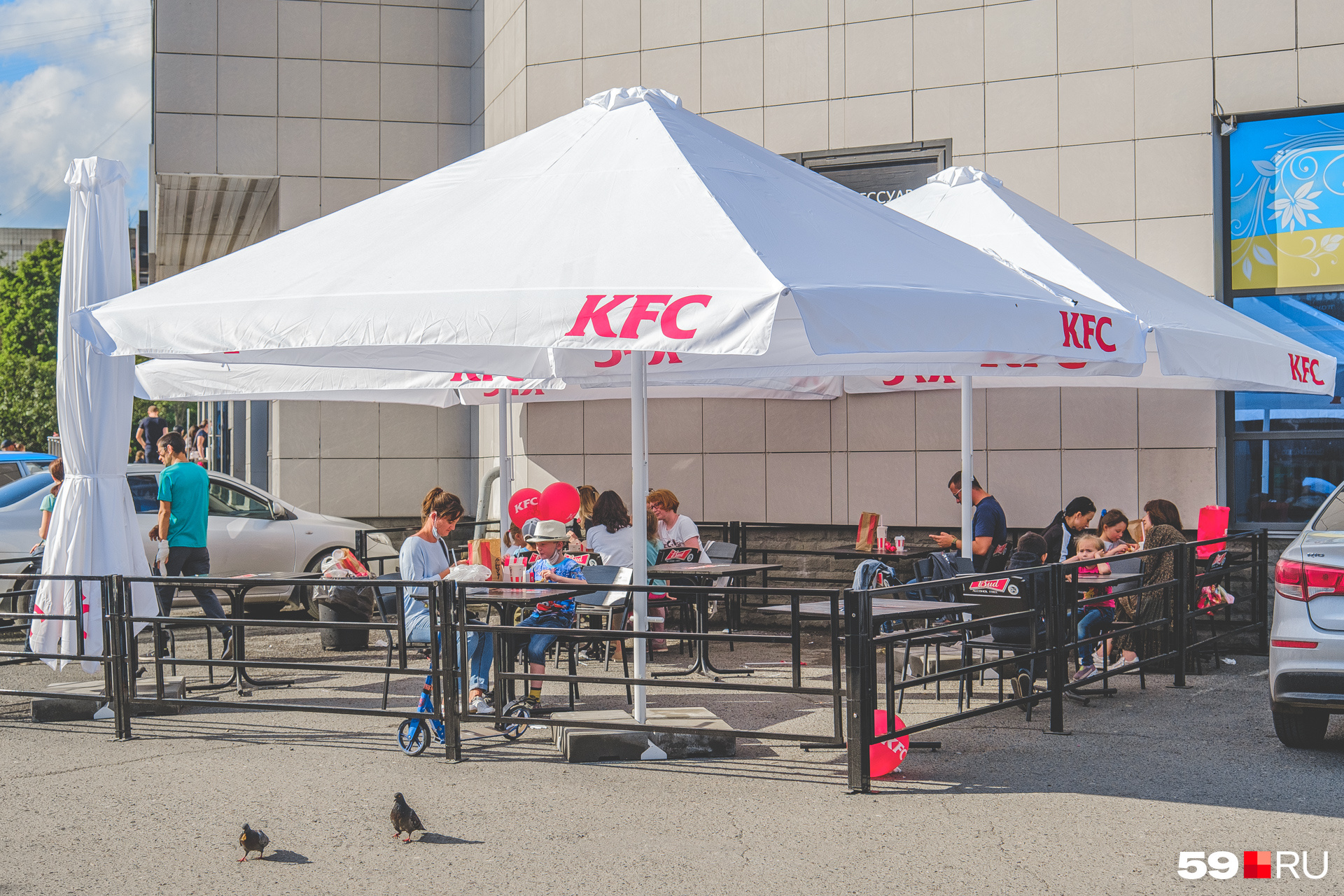 Рестораны быстрого питания тоже открыли летники: и KFC на Крисанова...