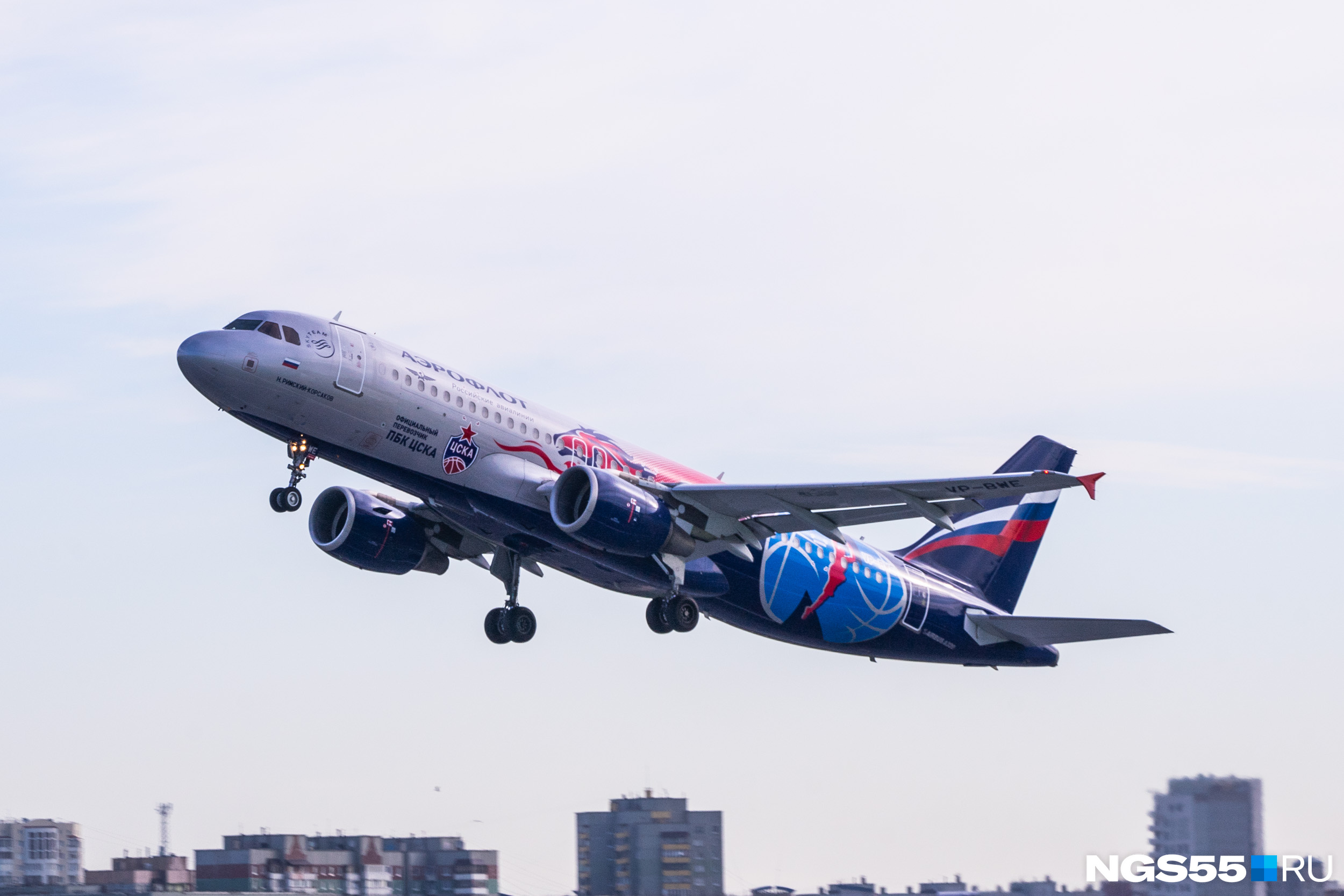 Иркутск бангкок аэрофлот. Самолет Дубай. Москва с самолета фото. A320 показ самолета. Россия самолёт 20 октября 2022.