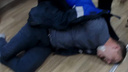 В аэропорту Толмачёво задержали <nobr class="_">дебошира —</nobr> он матерился и пнул полицейского
