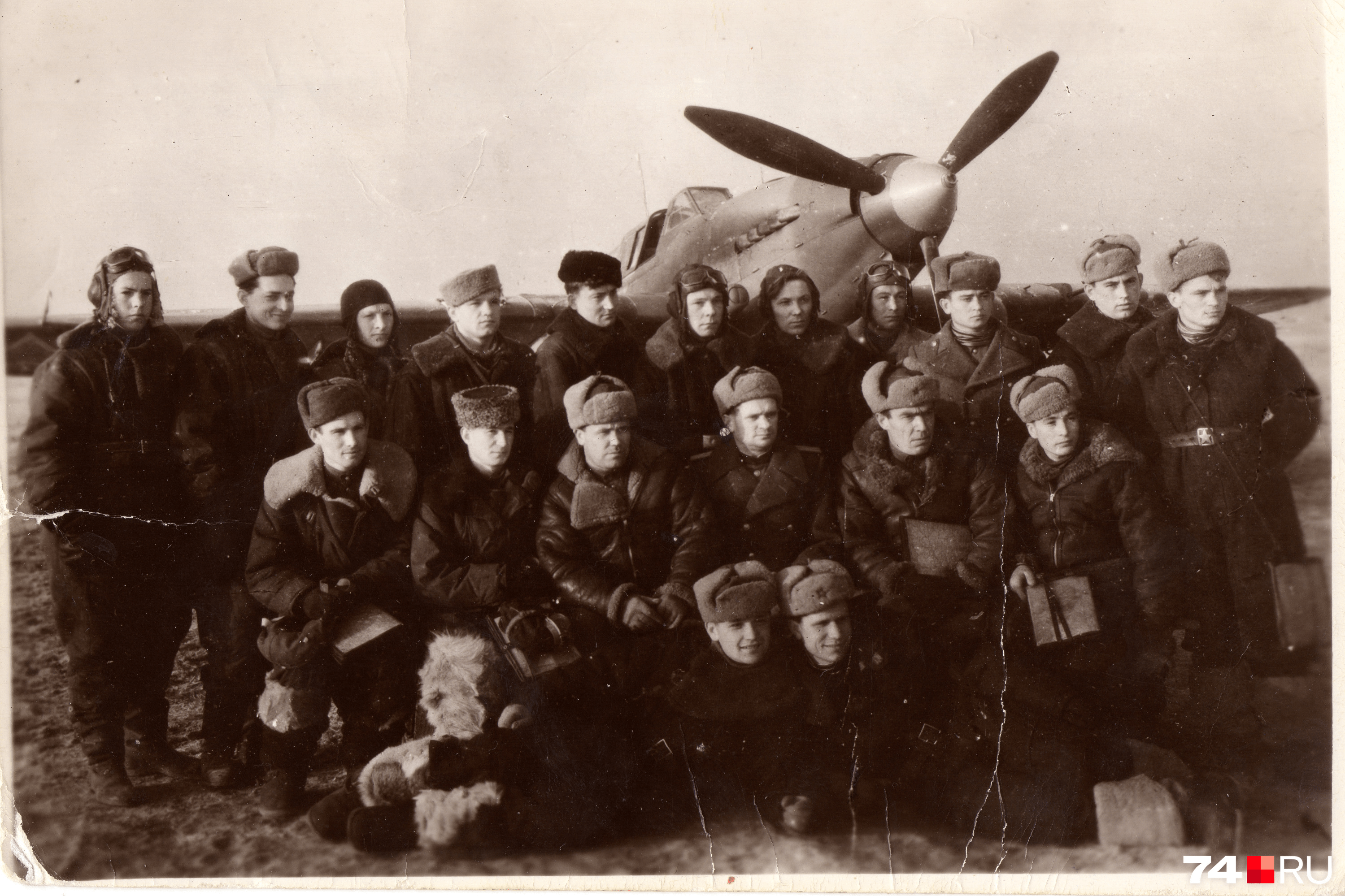 «Германия, гар. Алау, весна 1944 год, 2-я эскадрилья», — так подписал этот снимок Николай Стерликов. Он здесь третий справа в последнем ряду 