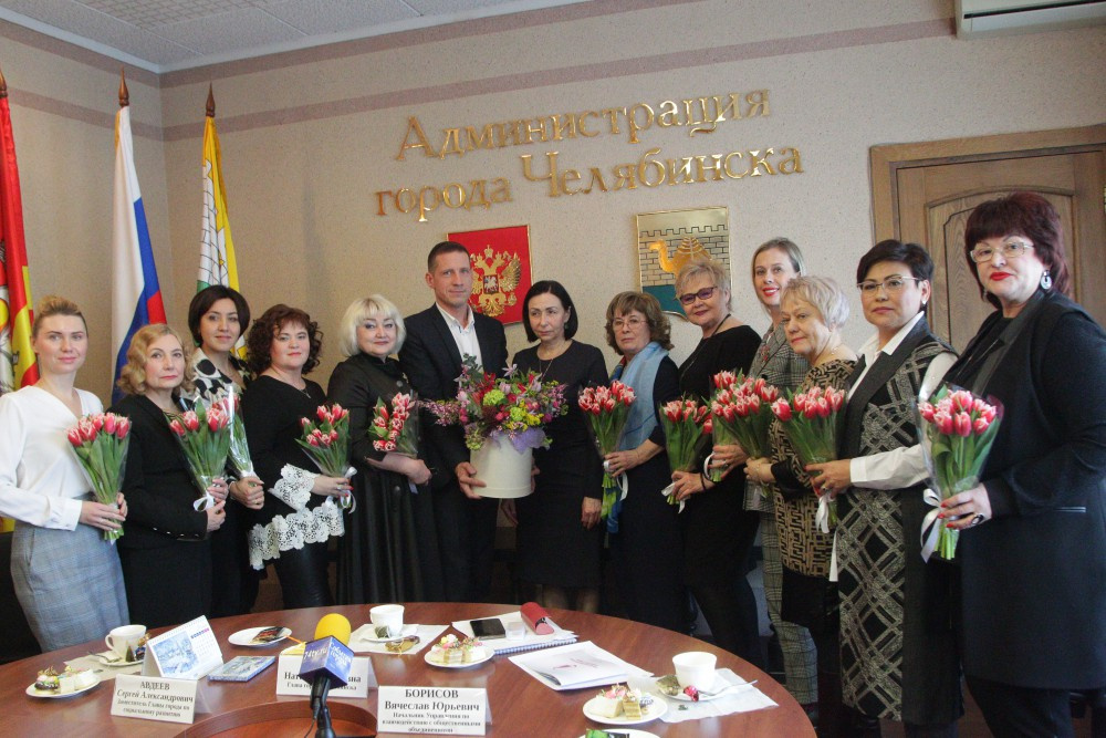 Кроме цветов, женщины получили грамоты и благодарности администрации Челябинска