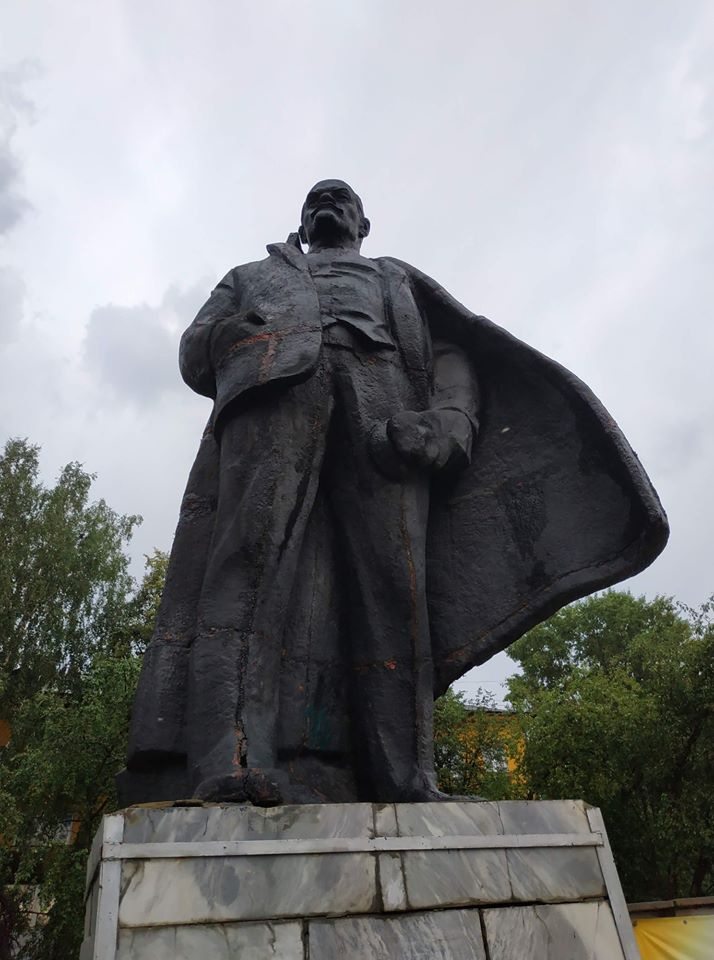 В Кусе памятник Ленину проржавел и потрескался