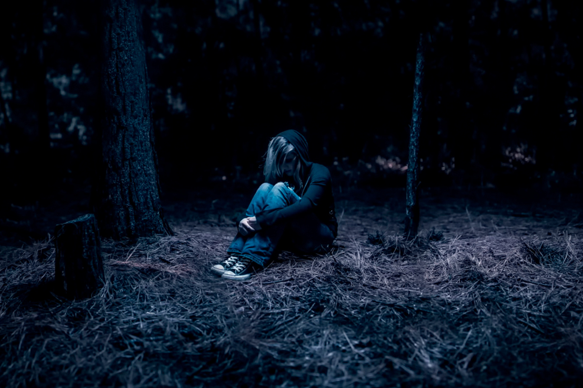 Размышления мистика. Девочка в лесу. Человек в ночном лесу. Девушка ночью в лесу. Человек в лесу ночью.