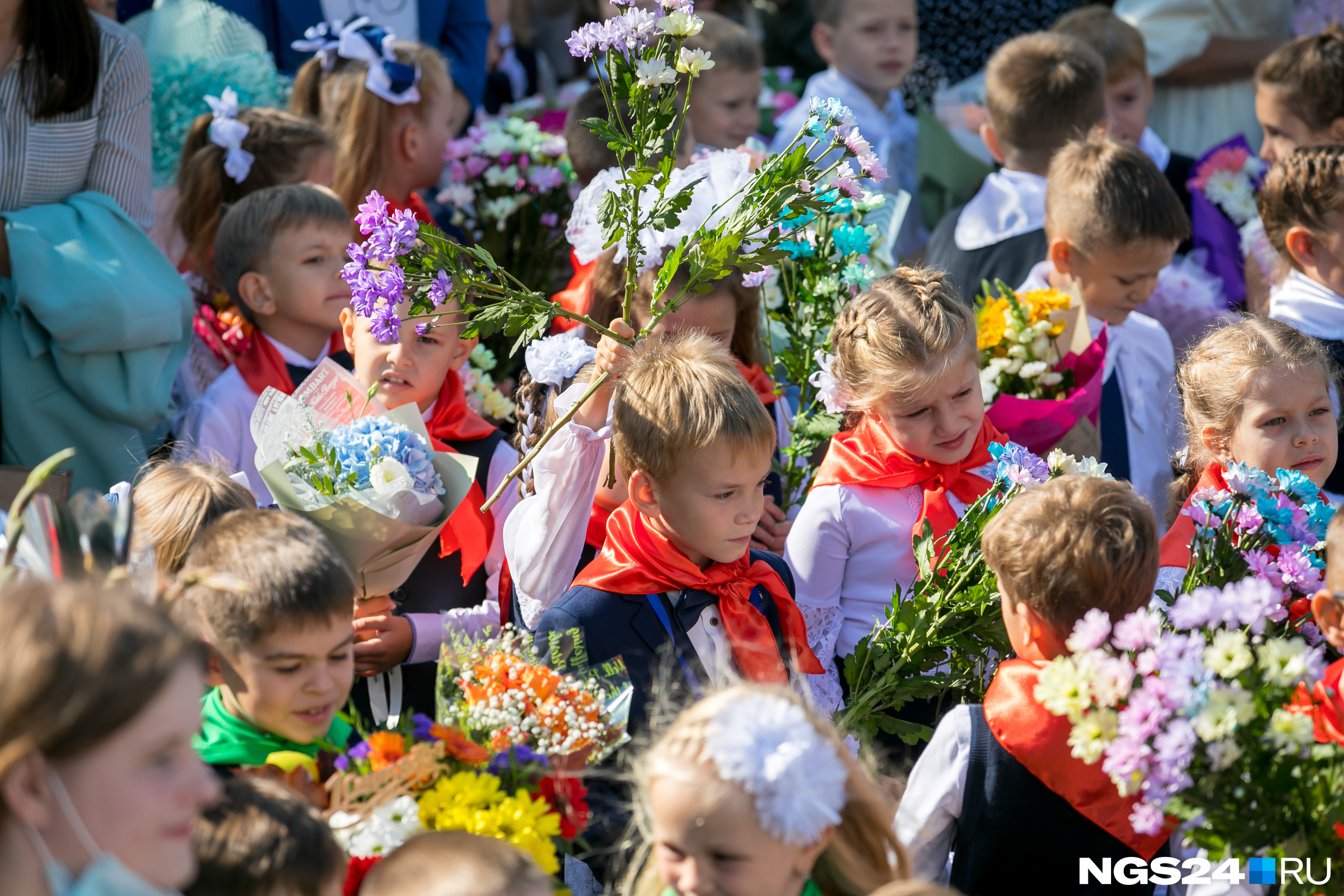Первоклашки пришли с разнообразными букетами Первоклашки пришли с разнообразными букетами