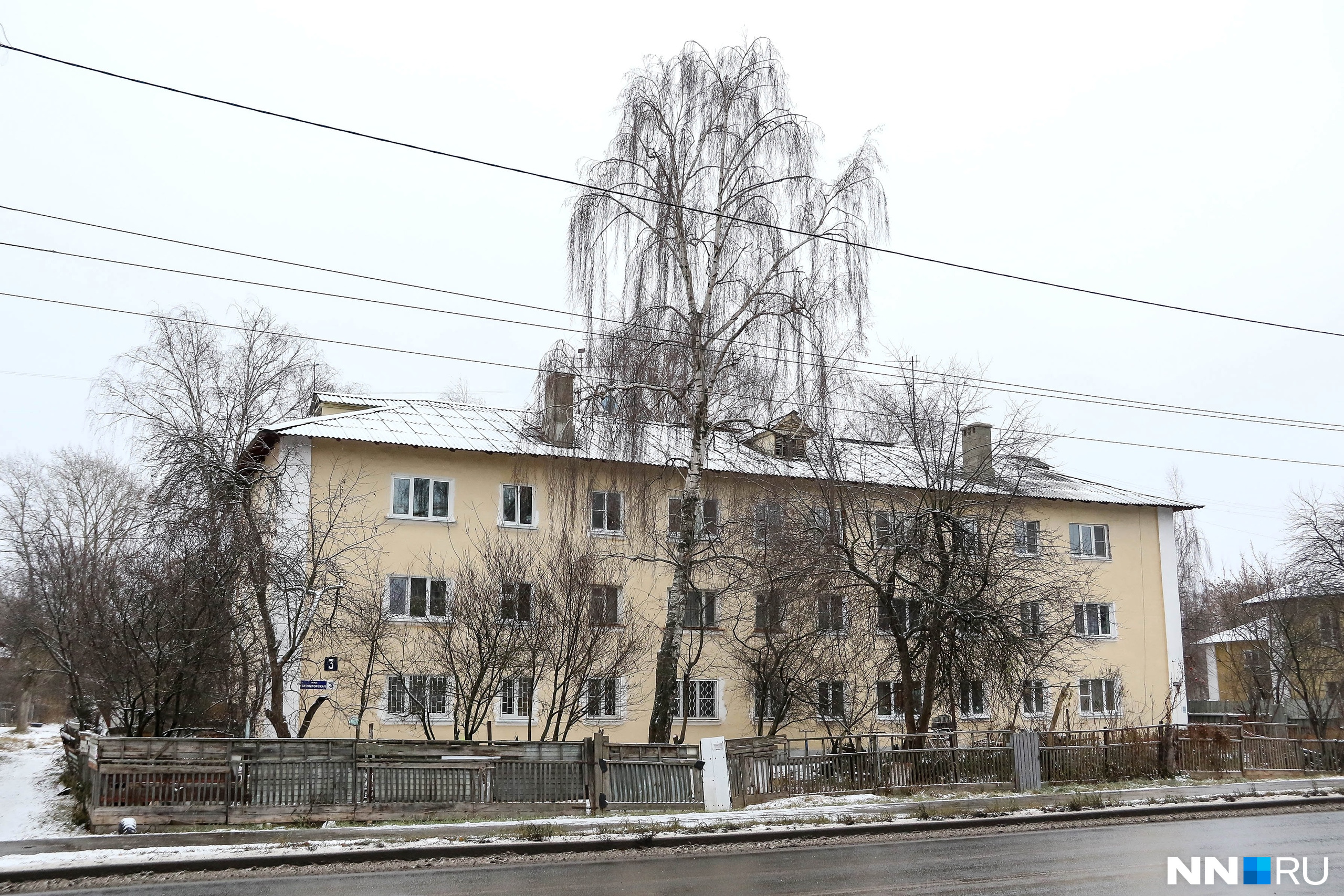 На Мончегорской соседствуют дома народной стройки, гостинки и типовые многоэтажки На Мончегорской соседствуют дома народной стройки, гостинки и типовые многоэтажки