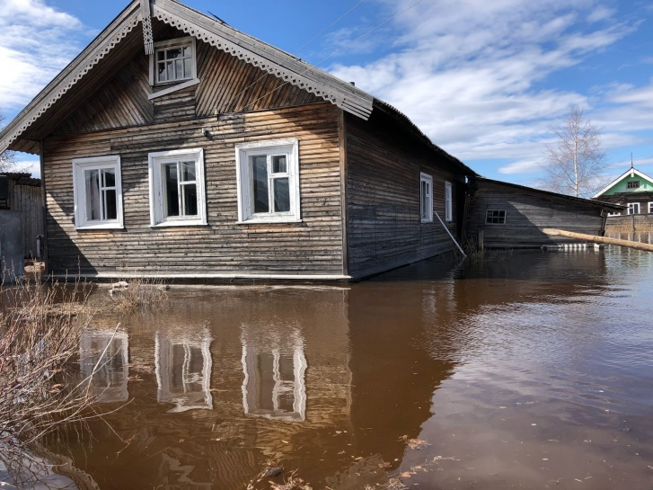 Те, у кого есть животные, завели их на второй этаж домов. Вода только во дворах. В магазин селяне ездят на лодках Те, у кого есть животные, завели их на второй этаж домов. Вода только во дворах. В магазин селяне ездят на лодках