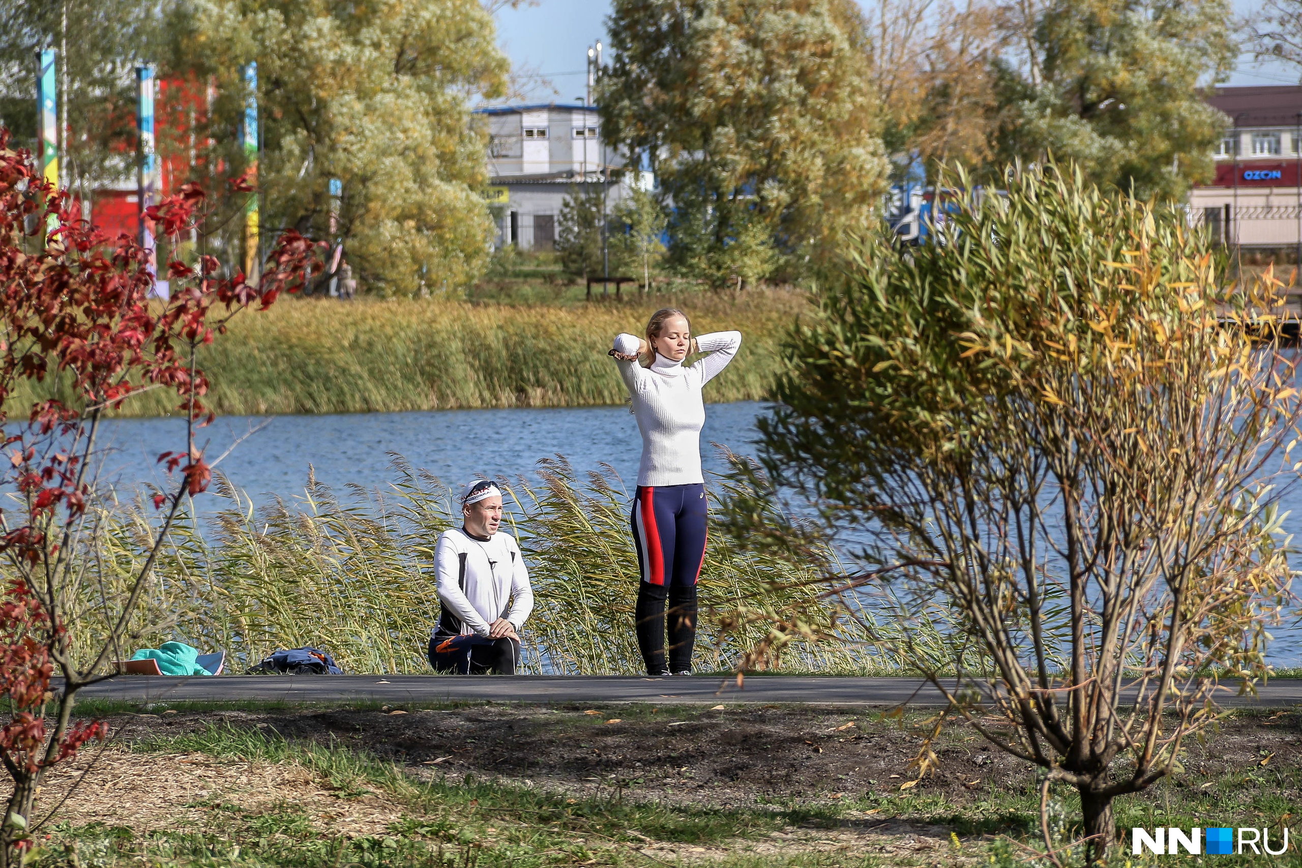 Даже в рабочий день здесь немало тех, кто тренируется на свежем воздухе Даже в рабочий день здесь немало тех, кто тренируется на свежем воздухе