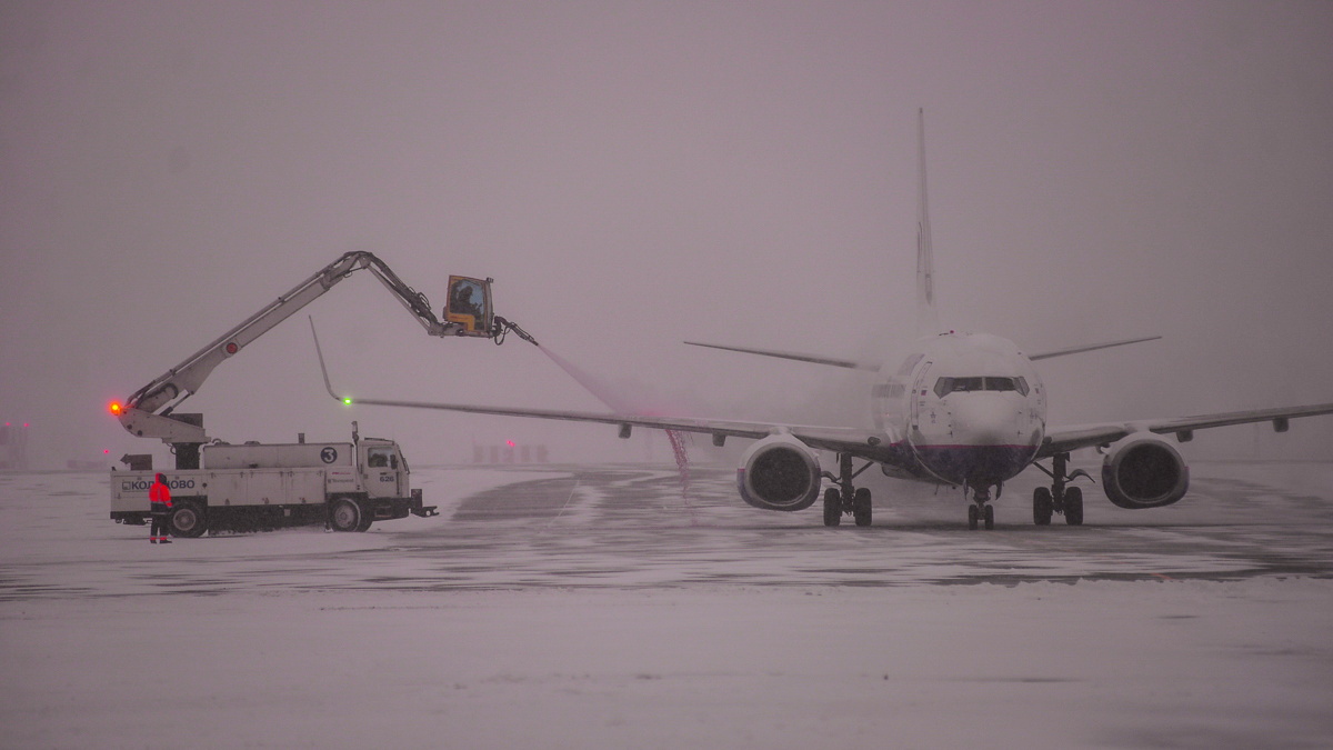 В Екатеринбурге экстренно сажают самолеты. Объясняем, что произошло
