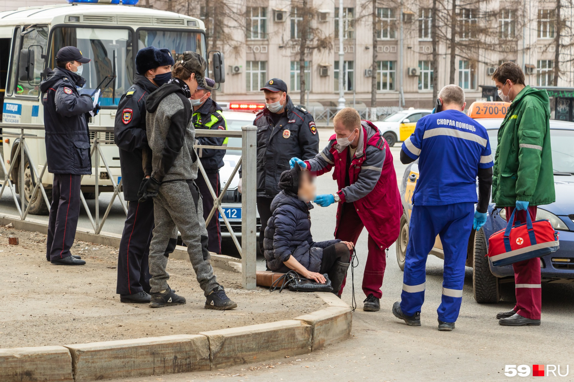Подозреваемый был в сером спортивном костюме и кепке Подозреваемый был в сером спортивном костюме и кепке