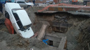 «Жигули» упали в яму на месте ремонтных работ на улице Серафимовича