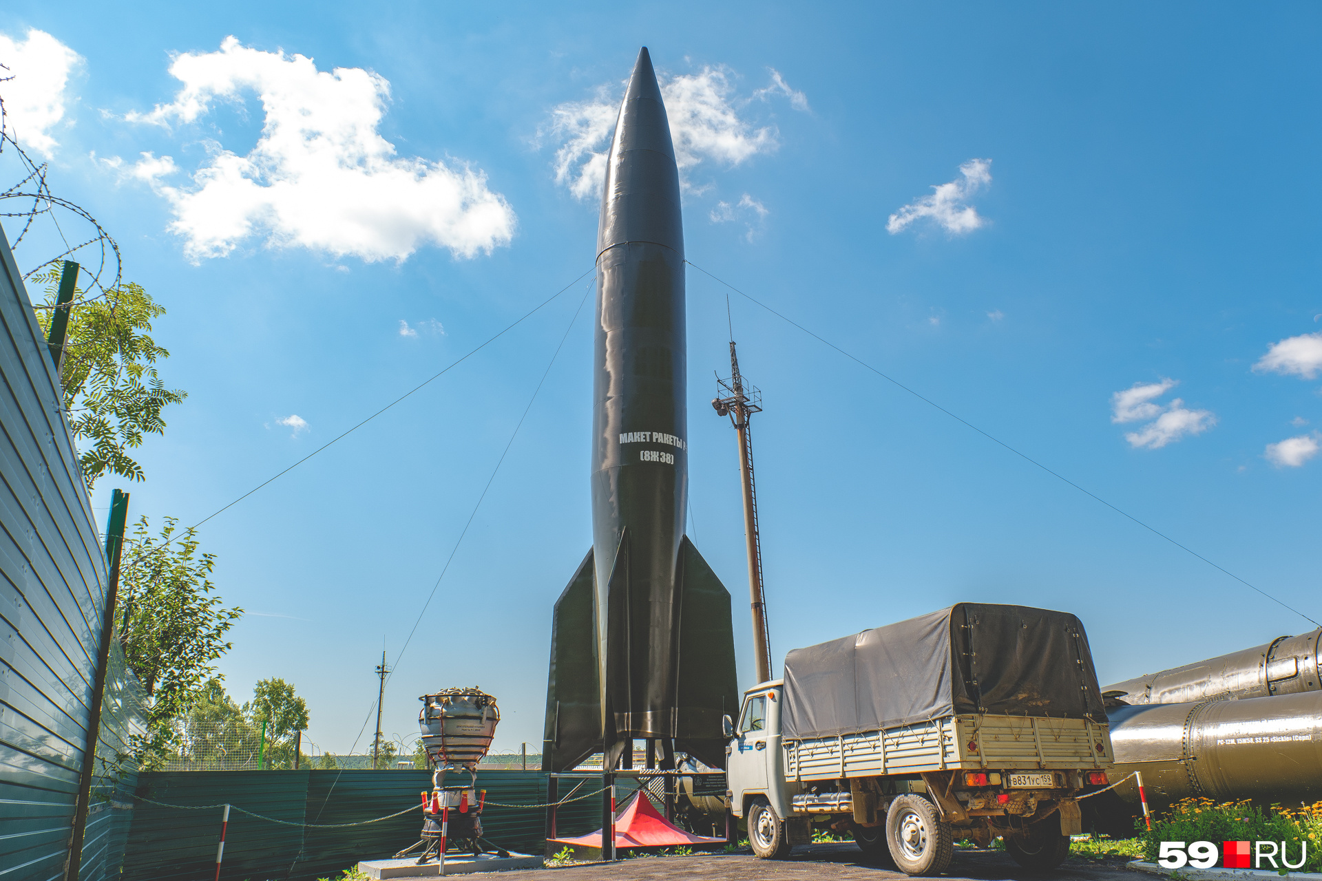 Макет баллистической ракеты Р-2, сконструированной Сергеем Королевым. На вооружении такие находились в начале <nobr class="_">1950-х</nobr>. Максимальная дальность — <nobr class="_">600 километров</nobr> Макет баллистической ракеты Р-2, сконструированной Сергеем Королевым. На вооружении такие находились в начале <nobr class="_">1950-х</nobr>. Максимальная дальность — <nobr class="_">600 километров</nobr>