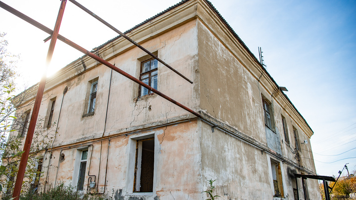 Губернатор Куйвашев пообещал найти квартиру многодетной семье, которая живет в разрушенном доме
