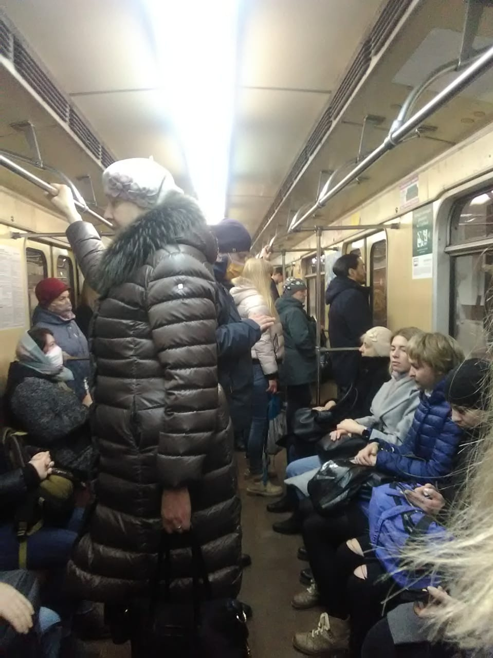 Кажется, в метро мало кто думает о социальной дистанции
