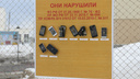 Российская армия в одном фото: в воинской части смартфоны нарушителей прибили гвоздями к доске позора