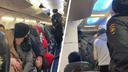 В Толмачёво полиция вывела из самолета одного из пассажиров — рассказываем, почему