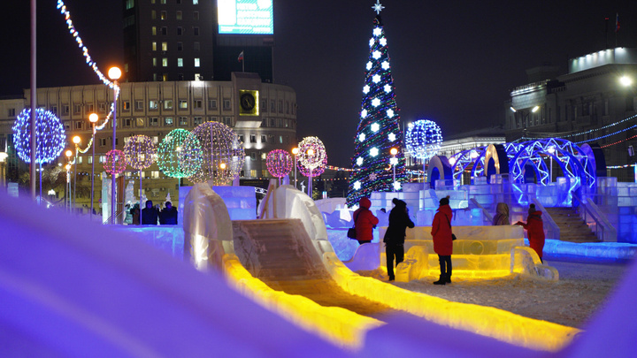 В Челябинске открыли главный ледовый городок. Рассказываем, прокатилась ли мэр с горки