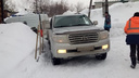 Главе района пришлось вытаскивать застрявшую в снегу машину скорой — это попало на видео