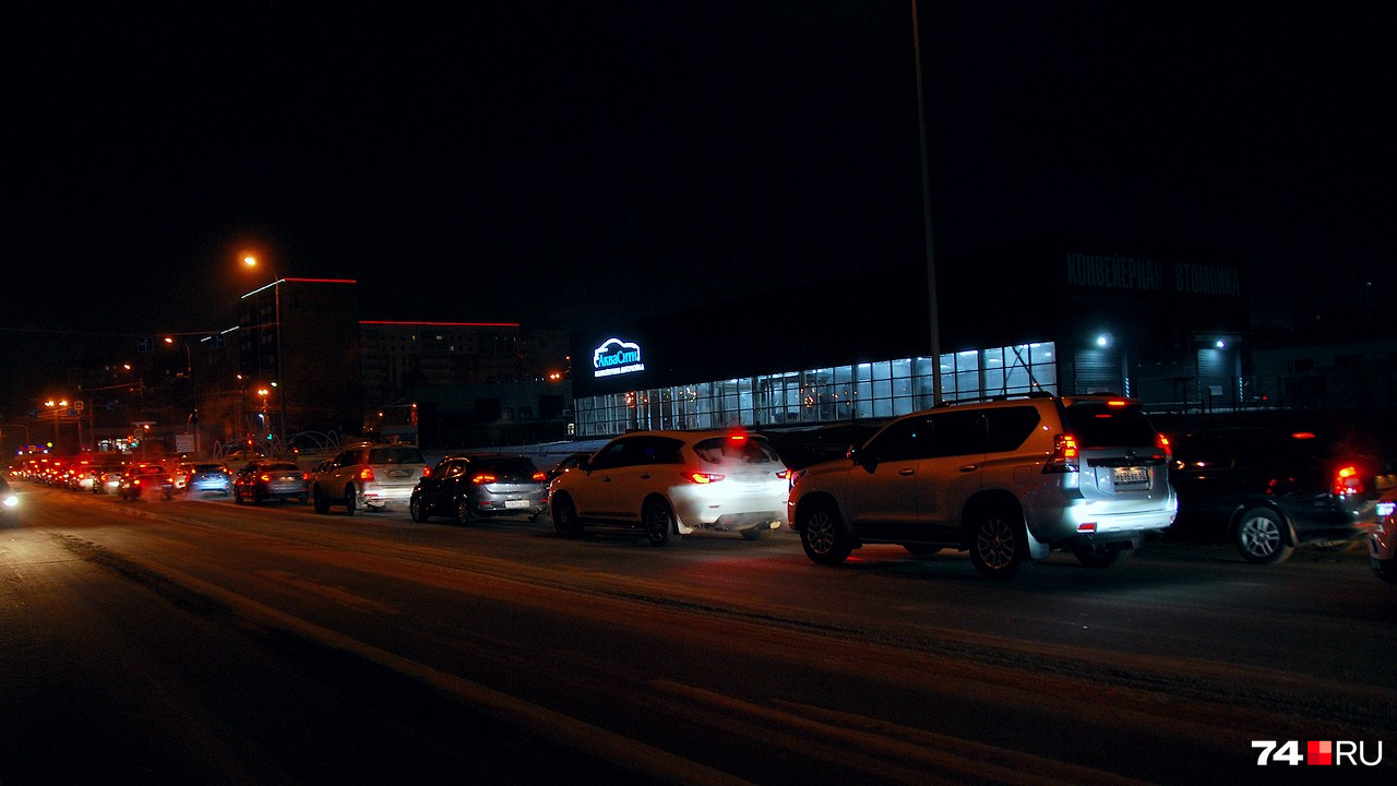 Улица Косарева со стороны Университетской Набережной: повернуть направо можно с двух полос, но только по стрелке. Из 120 секунд светофорной фазы она погашена 96 секунд