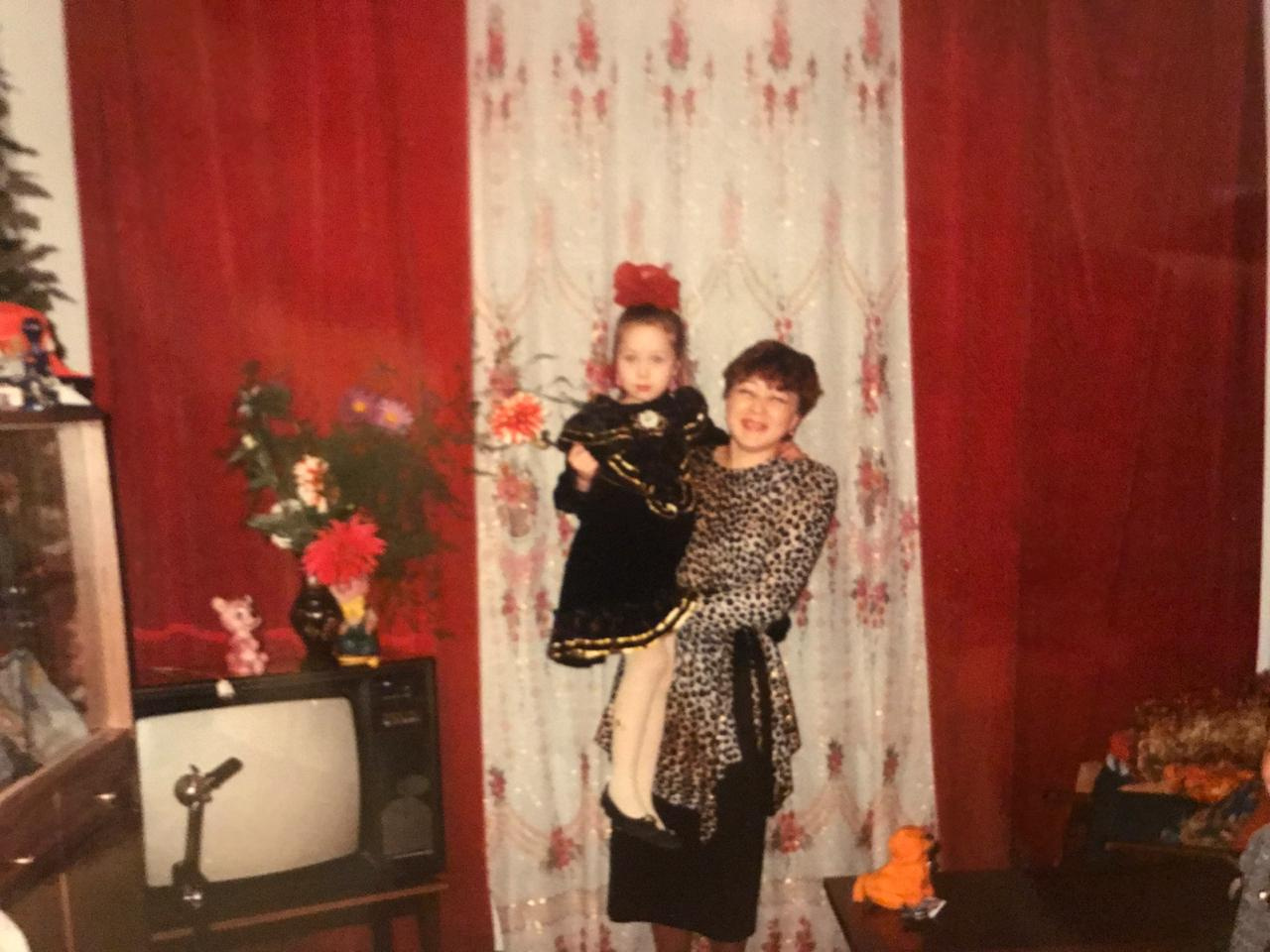 Все бытовые обязанности по уходу за ребенком сибирячка старалась взять на себя, ей помогали бабушка с дедушкой, родственники и друзья. Сейчас Алёне уже 29 лет<br> Все бытовые обязанности по уходу за ребенком сибирячка старалась взять на себя, ей помогали бабушка с дедушкой, родственники и друзья. Сейчас Алёне уже 29 лет<br>