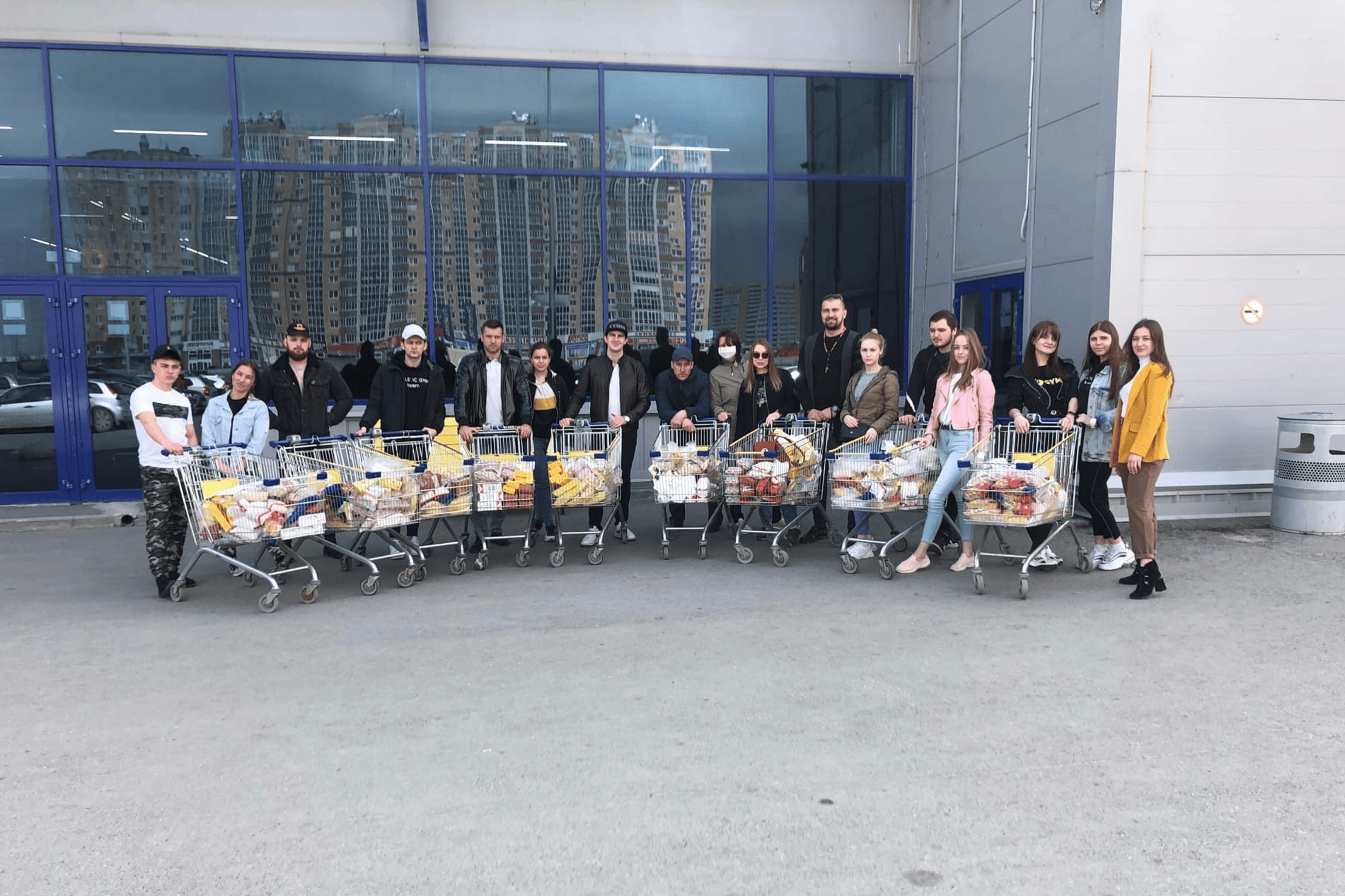 Количество желающих помочь растет каждый день. 29 апреля развозить продукты отправились <nobr class="_">16 человек</nobr> на восьми машинах Количество желающих помочь растет каждый день. 29 апреля развозить продукты отправились <nobr class="_">16 человек</nobr> на восьми машинах