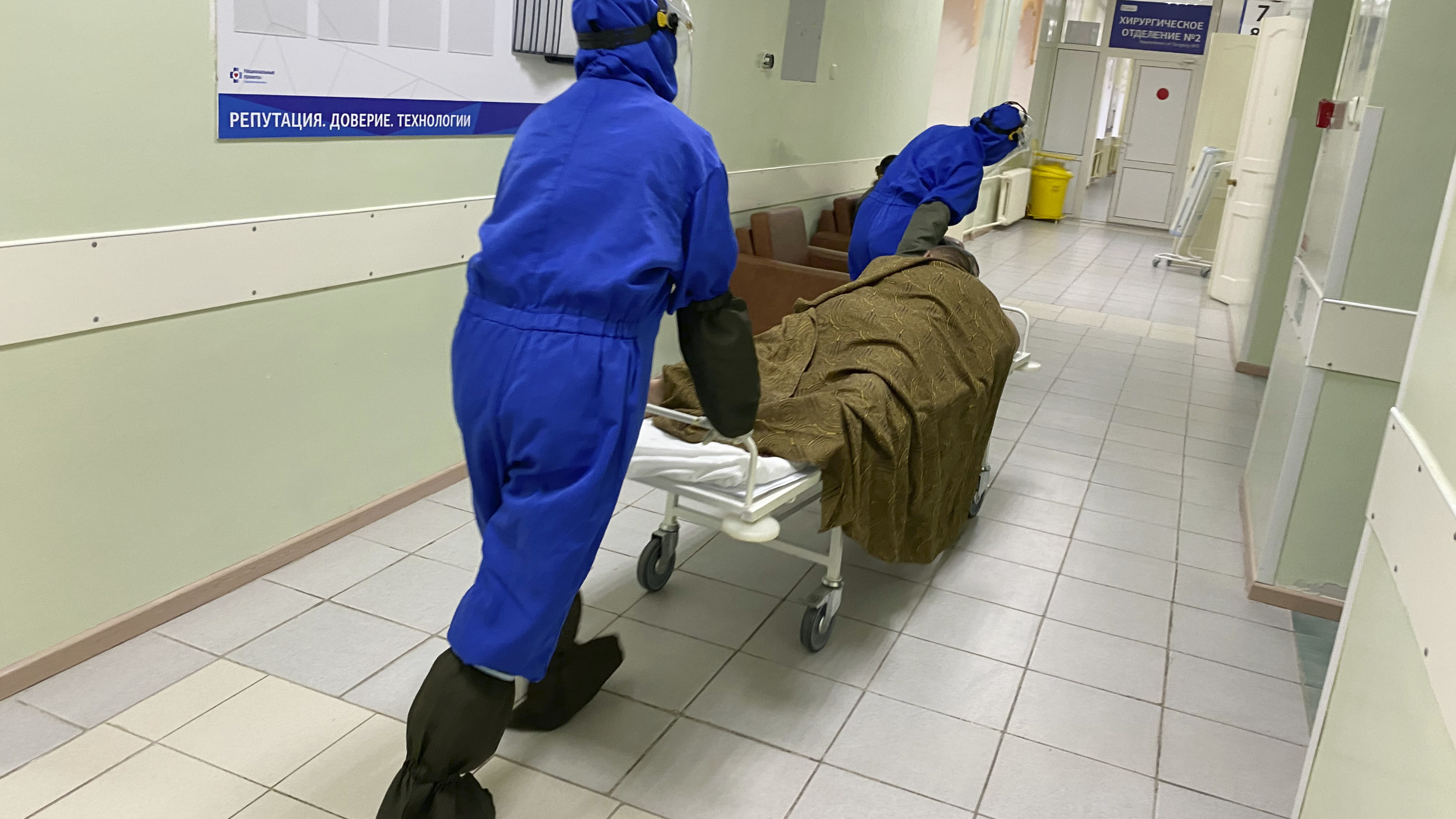 Репортаж из «красной» зоны: тюменский фотограф показал, что происходит в моногоспитале