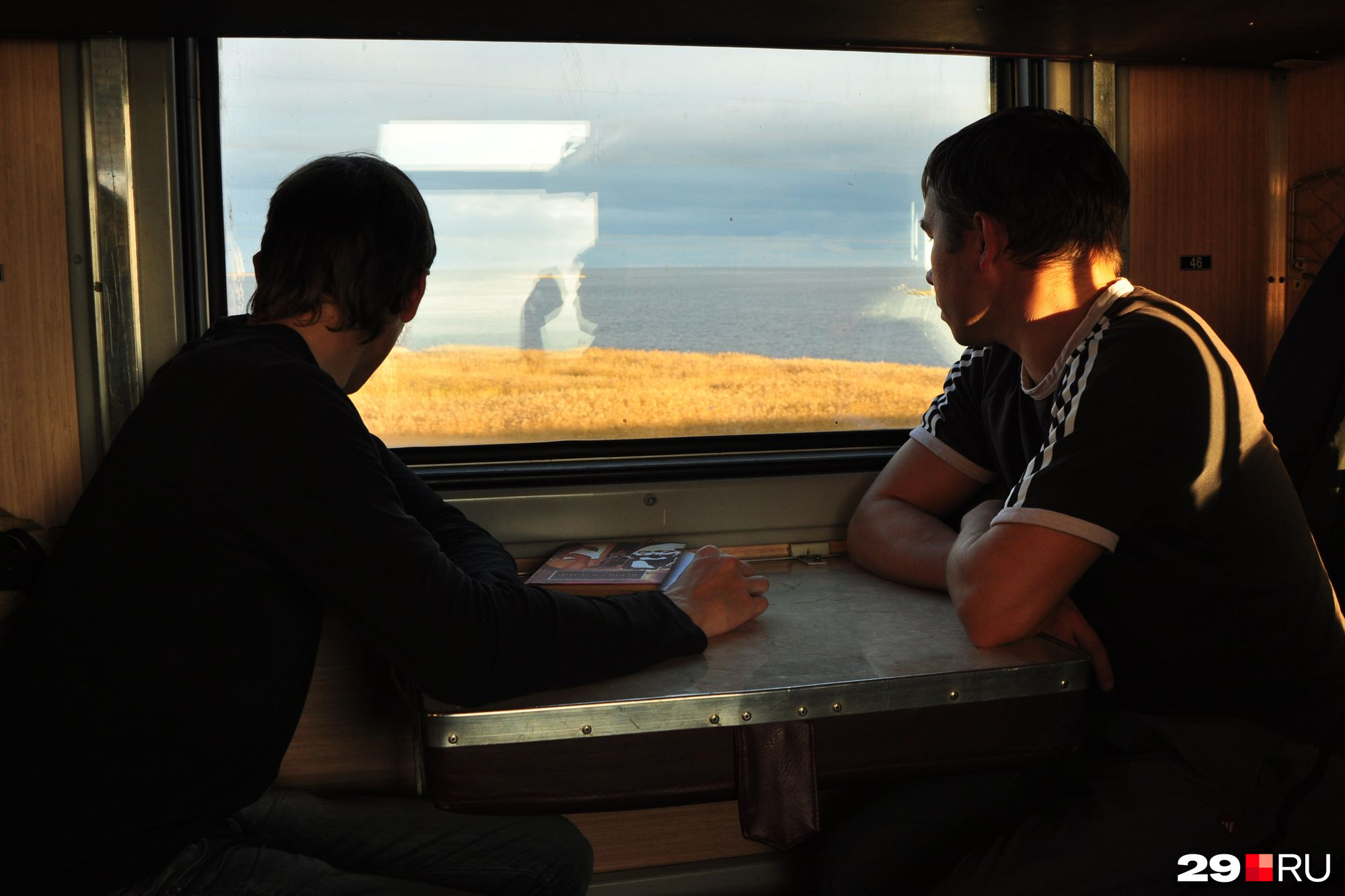Поезд папа мама. Разговор в поезде. Люди в поезде. Человек сидит в поезде. Парень в поезде.