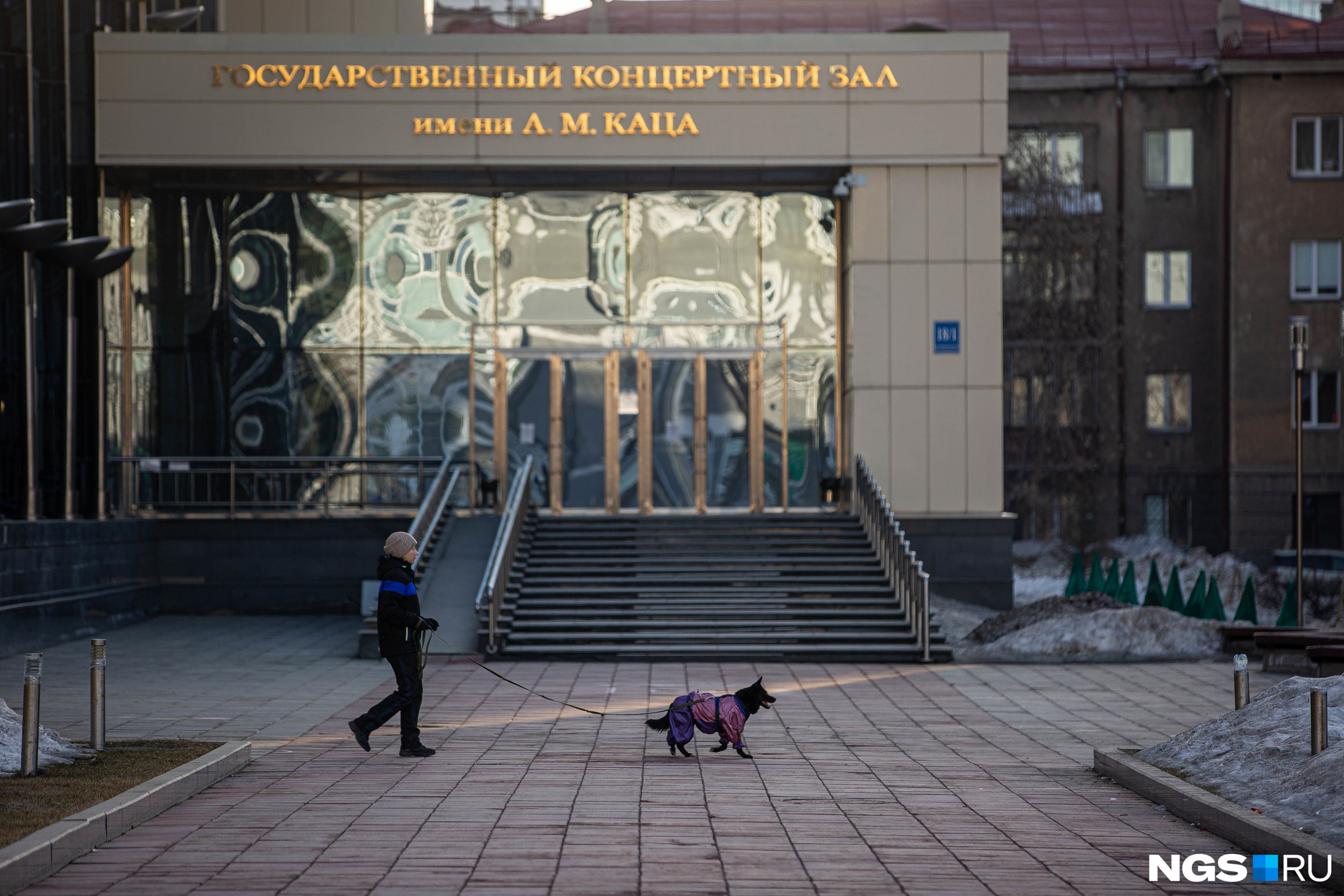 У школьников сейчас каникулы, так что выгул собак лег и на них У школьников сейчас каникулы, так что выгул собак лег и на них