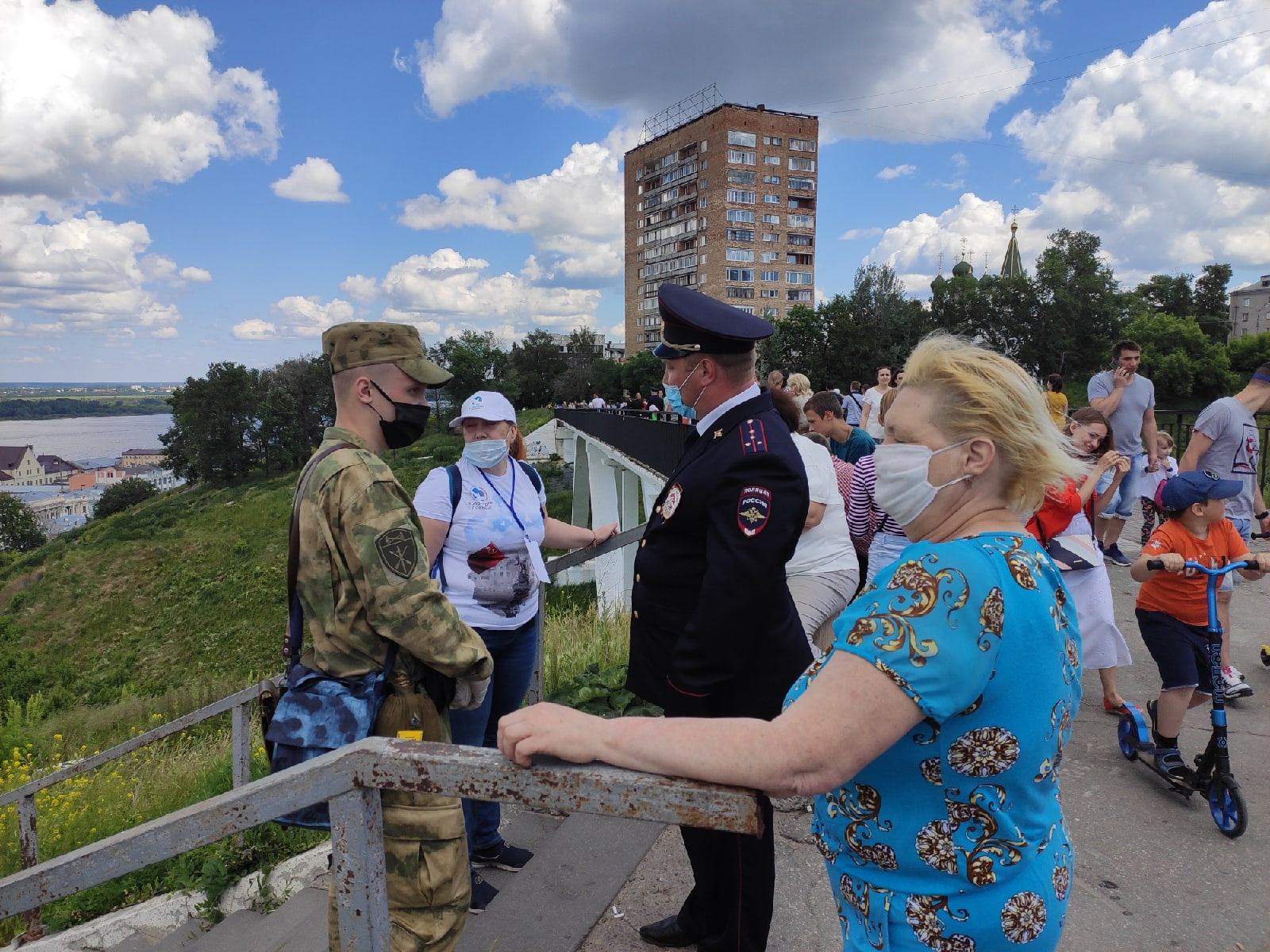 Люди спрашивают, когда можно будет пройти вниз. «Минут через 40», — отвечают полицейские Люди спрашивают, когда можно будет пройти вниз. «Минут через 40», — отвечают полицейские