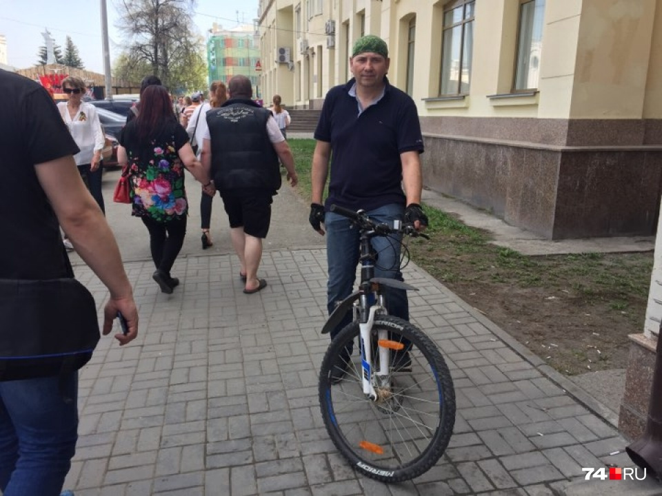 К слову, на велосипеде ездит и глава Центрального района Виктор Ереклинцев К слову, на велосипеде ездит и глава Центрального района Виктор Ереклинцев