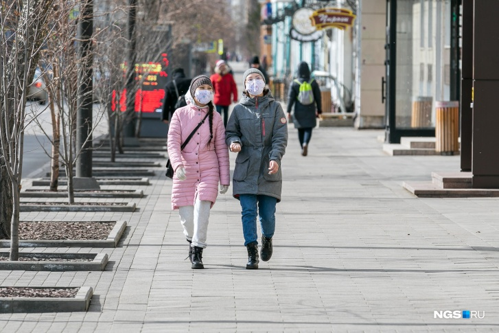 Вирусолог рекомендует носить маски даже на улице