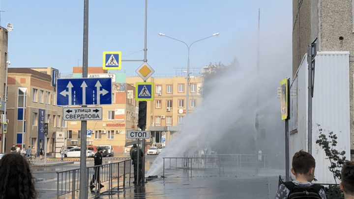 Вода хлещет на несколько метров в высоту: на Комсомольской улице произошла коммунальная авария