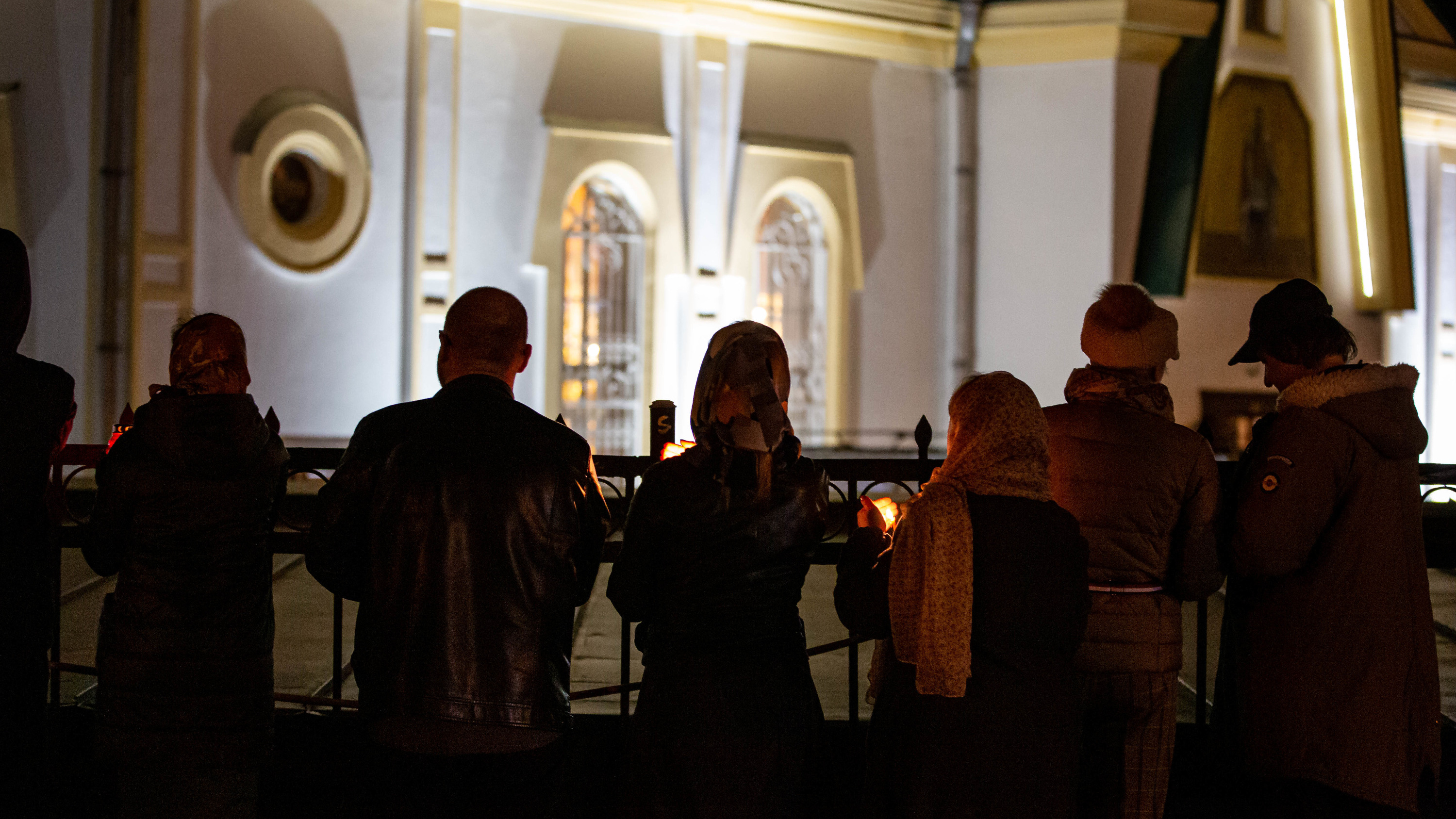 Пасха за закрытыми дверями: что происходило ночью у ворот Вознесенского кафедрального собора