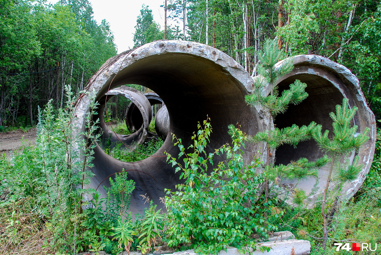В лесах около Долгобродского канала встречаются артефакты, оставшиеся, видимо, с советского этапа строительства 