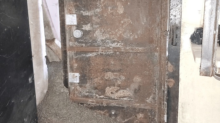 «В стиле 90-х»: предпринимателям залили бетоном входную дверь в офис