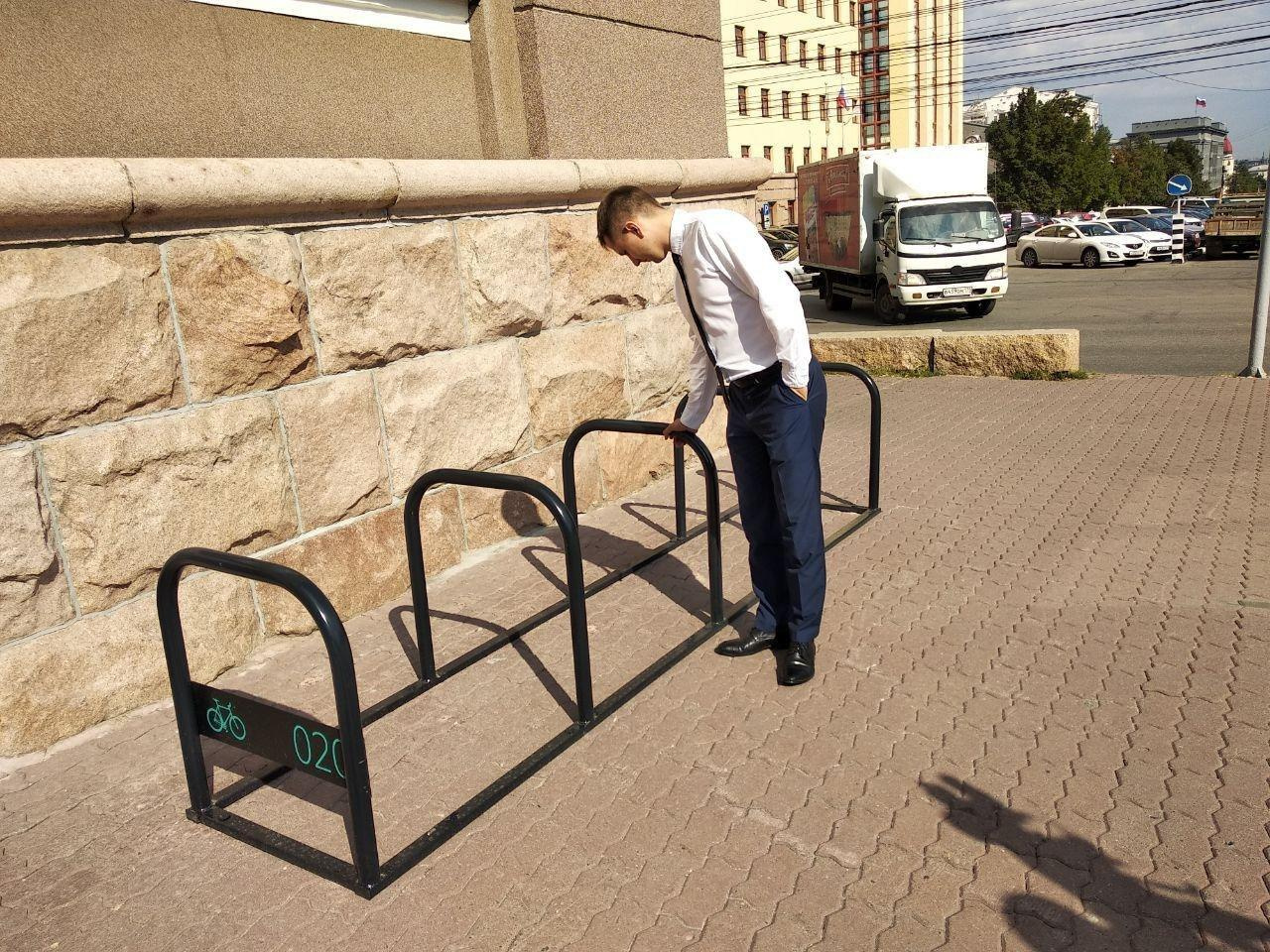Вице-мэр по городской среде Александр Егоров презентовал на днях велопарковки у администрации. По его мнению, они удобные и отвечают современным требованиям
