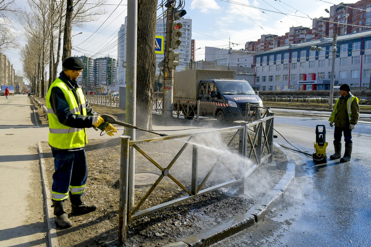 Моет город. Уборщик улиц. Уборка улиц Пермь. Мытье улиц. Моют улицы.